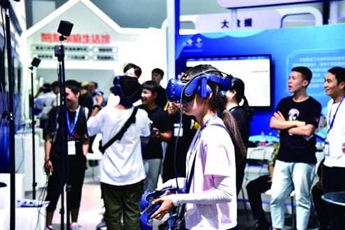 往届展会上观众亲自体验虚拟现实(VR)
